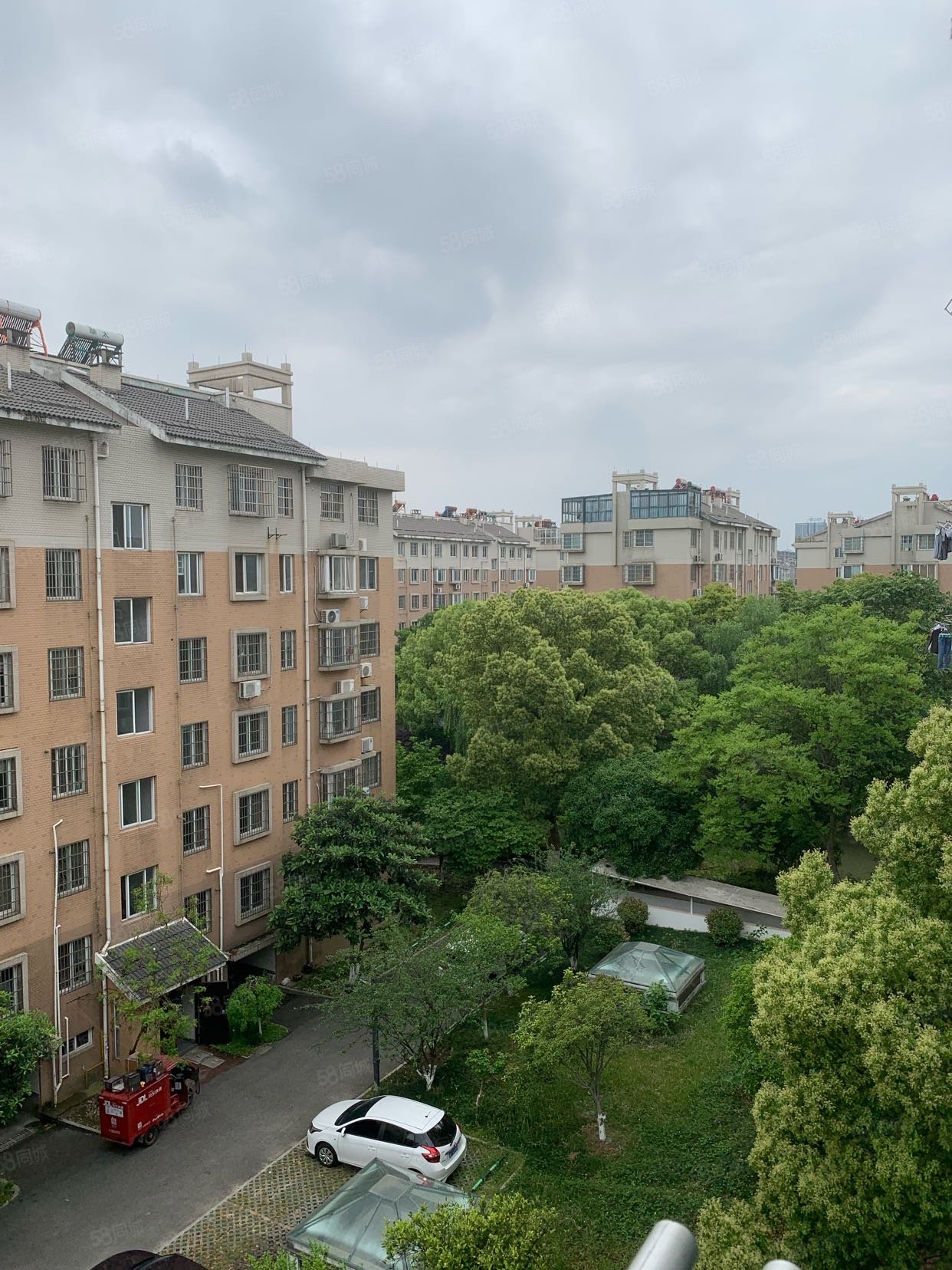 蓝天嘉苑新气象路929号3室2厅2卫13188平方米