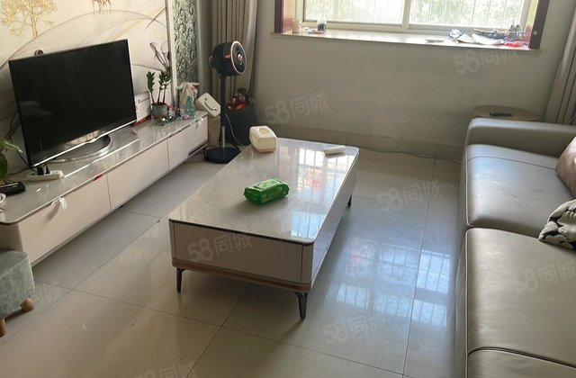 房子免大税了，送储藏室。小区停车方便。房子南北通透。