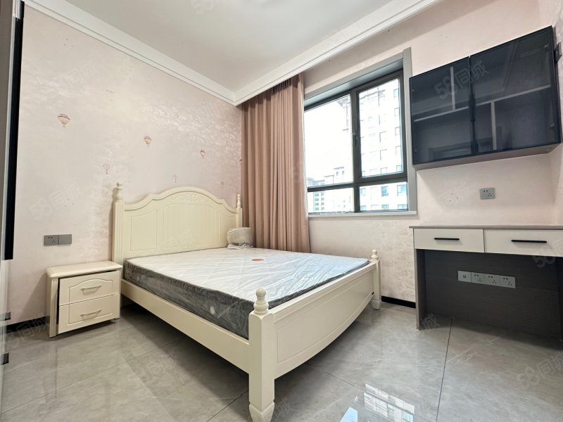 千城柏悦湾四室两厅两卫洋房精装修家具家电齐全拎包入住