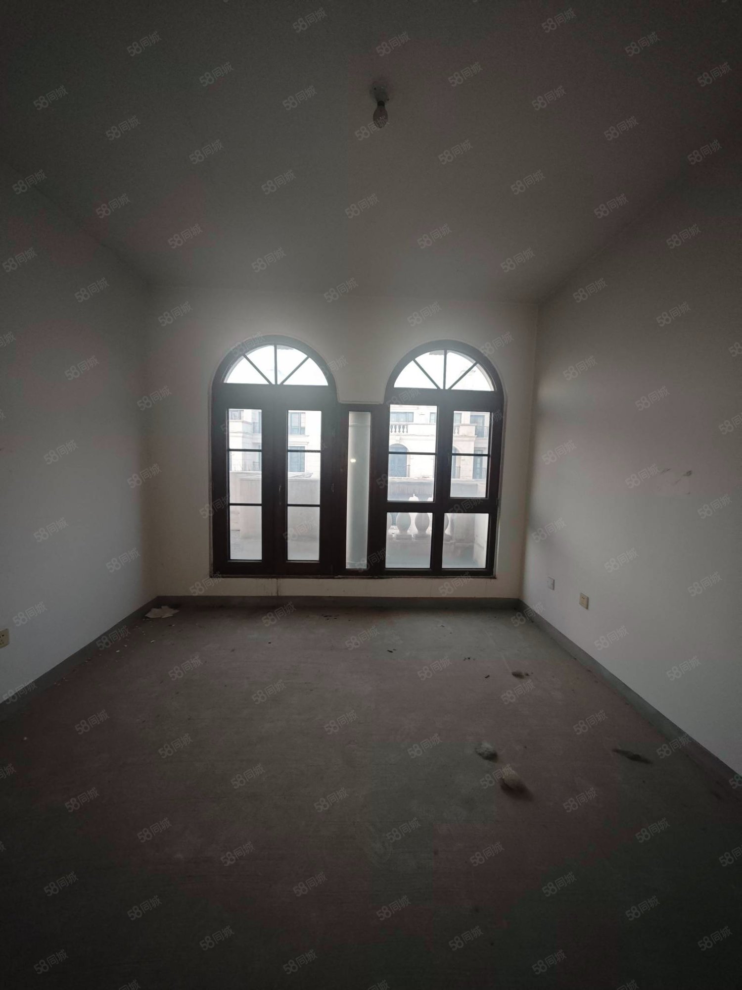 融創(chuàng)千章墅4室2廳3衛(wèi)256.09㎡南北970萬