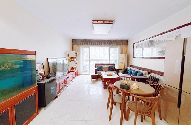 湖边，名人苑二期精装三室双卫电梯房客厅朝阳，保证真实华悦金钻