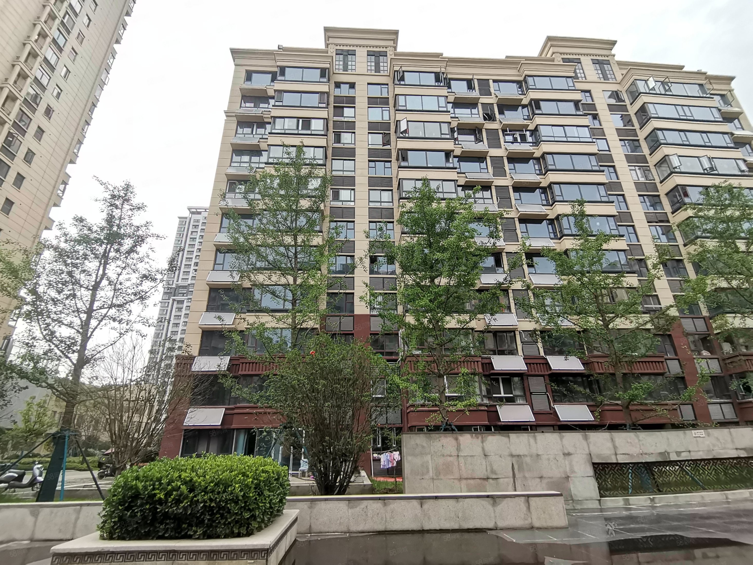 蓝光公园1号6室3厅2卫276.07㎡南北155万