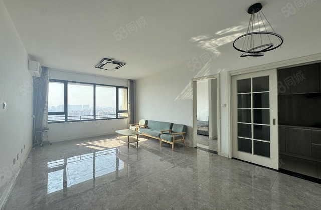 百合新城三期一梯一户，三室两厅两卫，带车位，随时看房