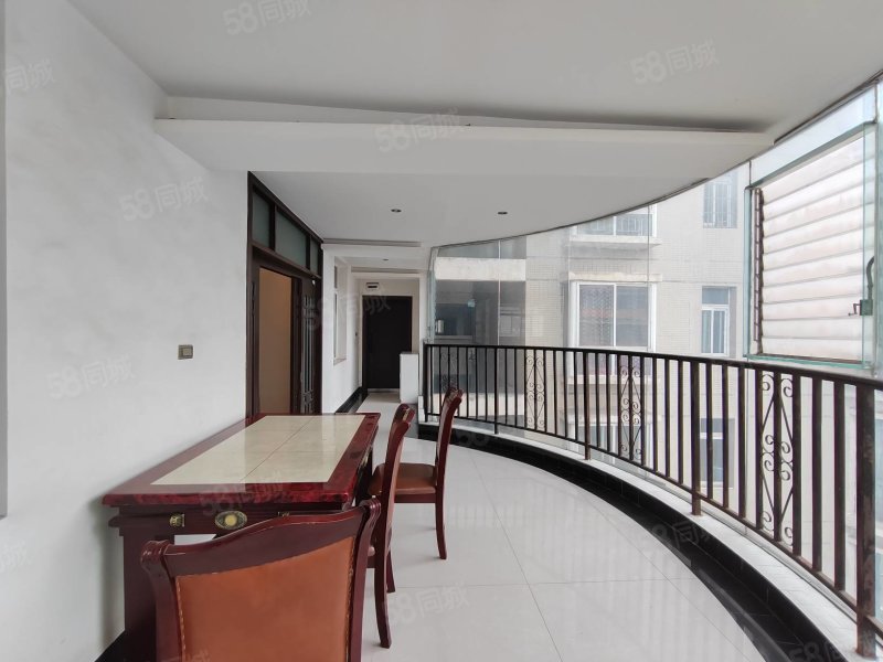 新体育馆对面水岸明珠4室2厅2卫证件齐全可以按揭