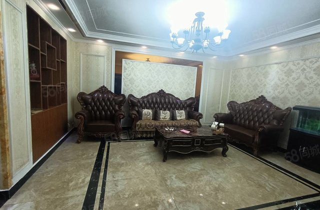 市中心东昌总校 三室两厅停车方便 带30万豪华装修拎包入住