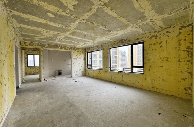 双卫格局 有电梯 楼层好 房龄新 纯毛坯