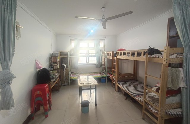 文轩总校对门，文轩花园，好楼层，三室朝阳，停车方便