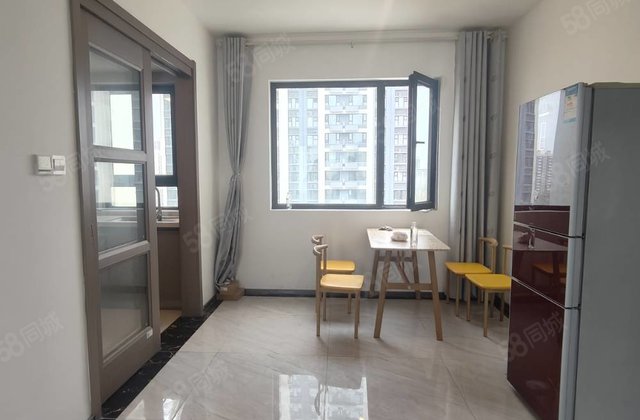 电梯小高层，带车位中高楼层 前排全天采光，客厅大开间餐客一体