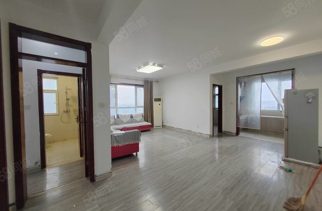 三室双阳台 全明边户采光好 单价八千加送储藏室 有钥匙