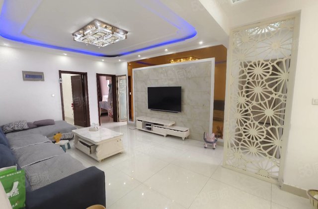 香江万达对过，中间楼层边户，精装三室两厅可隔四室