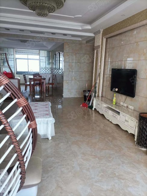 共和名城6室4厅4卫126㎡南80万