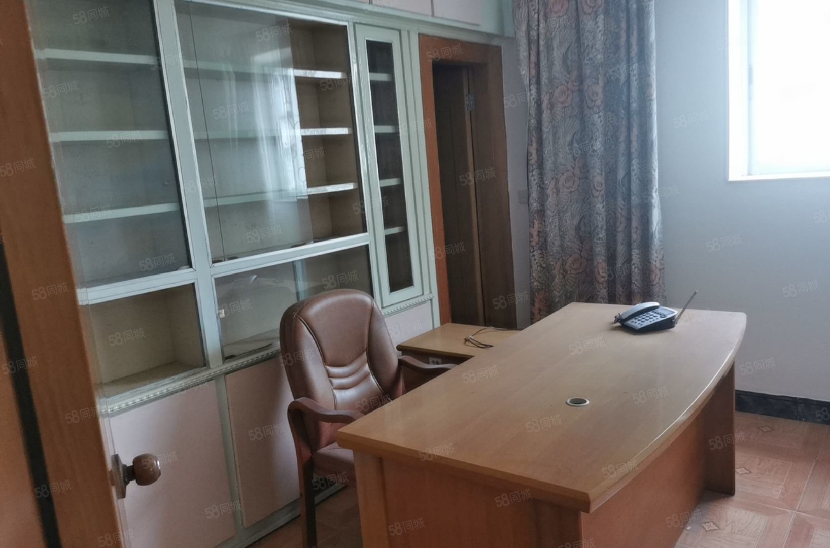 金田花园3室2厅2卫130㎡东58万