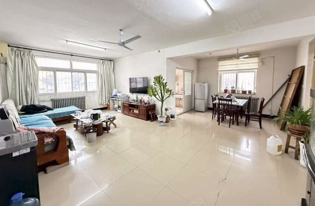 火车站附近孝心一楼 三室朝阳 南北通透，停车方便