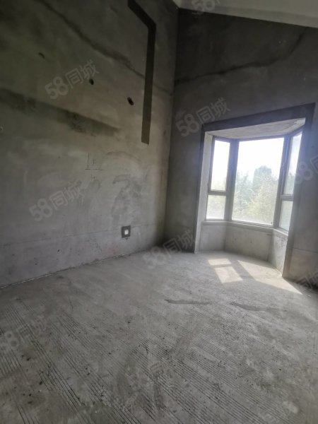 红墅小院里5室2厅2卫203㎡南北81万