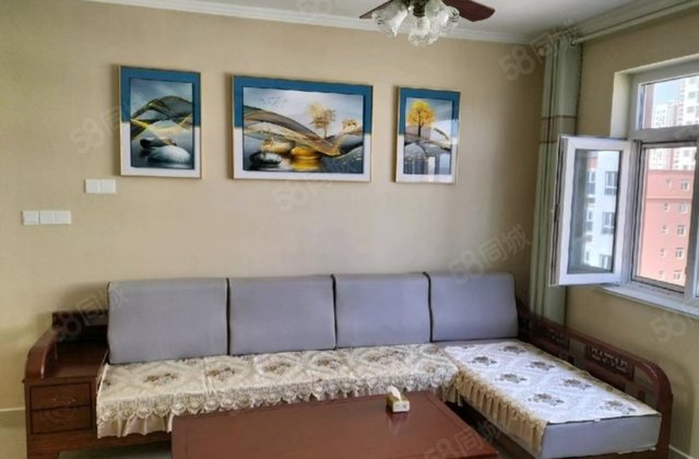 三室朝阳3室2厅2卫，带一个地上外开门储藏室37平方。