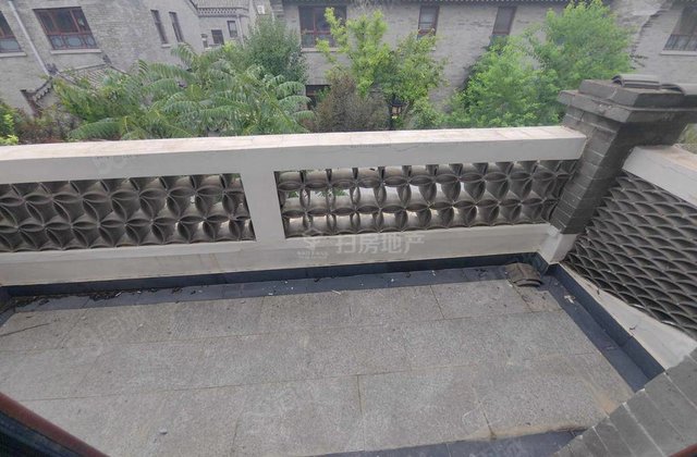 古楼西南角，地上三层别墅，前后带院150平，5室带楼台，，，