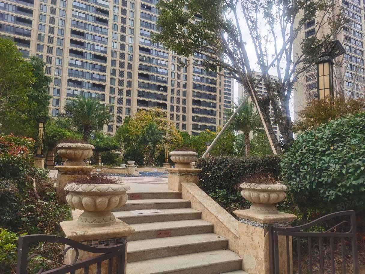 急售急售冠郡铭苑仅12200四室毛坯好楼层洪家