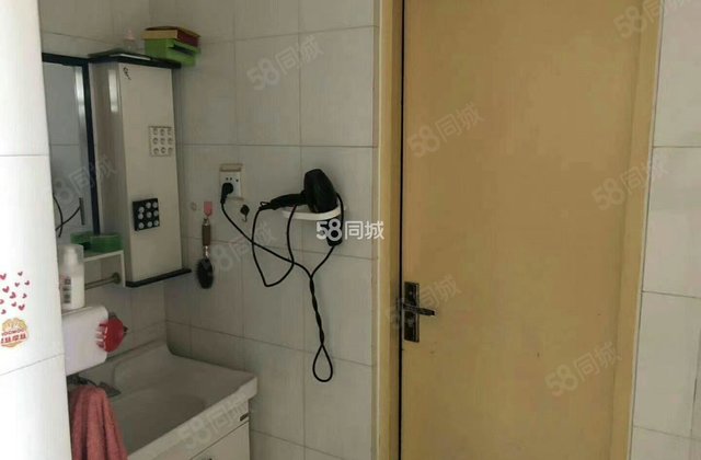 火车站北邻金长城园，停车方便，赠送20平地下室