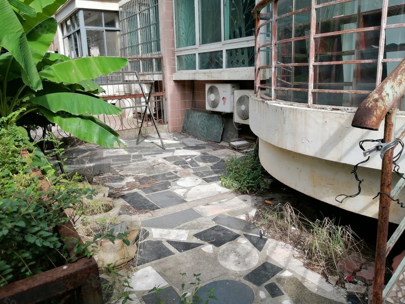 南湖中央花园 精装修带院子,院子有80平 房东诚意出售