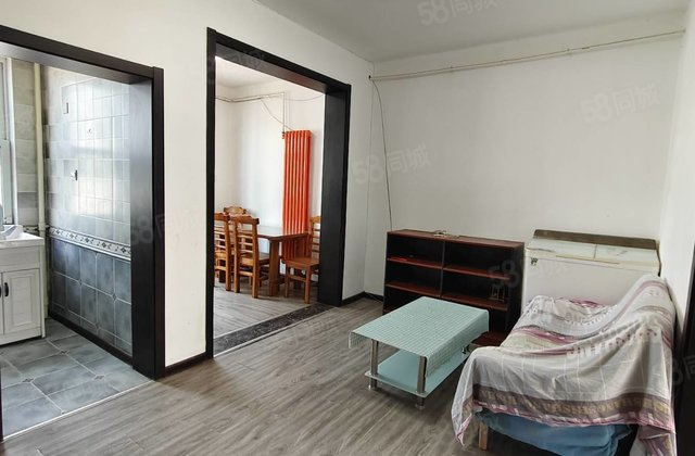 万达附近二楼，精装修，停车方便，随时看房