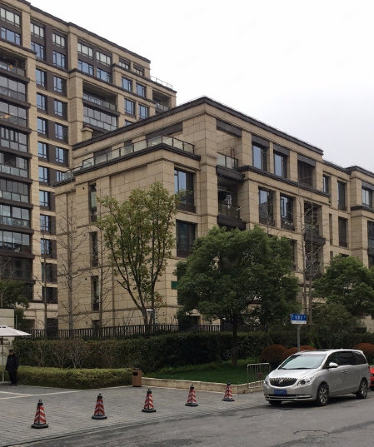 江湾翰林4室2厅3卫213.3㎡南北1800万