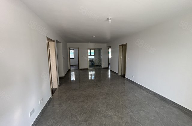 二中旁，四室113万走一手手续，消防队海德公园西邻