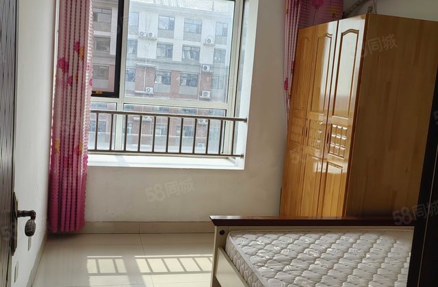 海德公园小三居，两室朝阳，有电梯 ，售价98万，含车位地下室