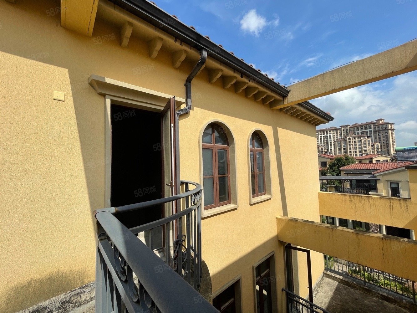 水岸星城(别墅)4室2厅4卫351㎡南北360万