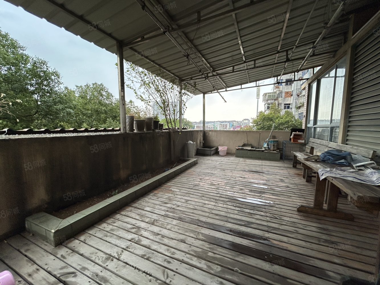 骏景华庭4室2厅2卫142㎡南北89万