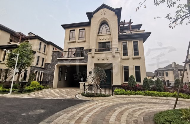 东莞莲花山下 莲湖山庄纯别墅区 一线湖景独栋别墅 带大花园