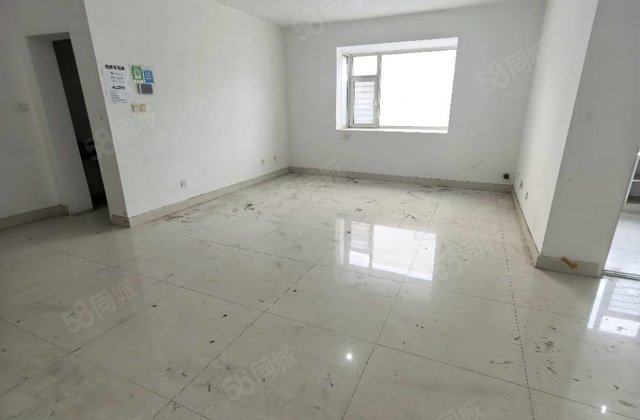 光岳花园 低楼层 三室两厅 带车位储藏室 免大税。随时看房