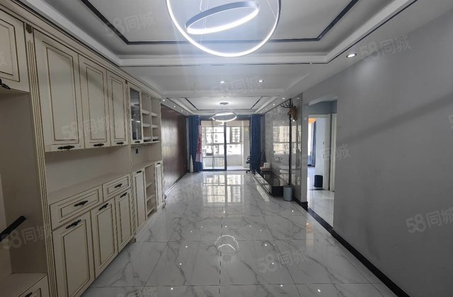 阿卡六期。婚房精装。江南里，送车位储藏室。五万即可拎包入住，