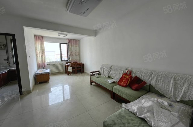 香江西邻电梯房三室一厅一厨一卫仅售55万