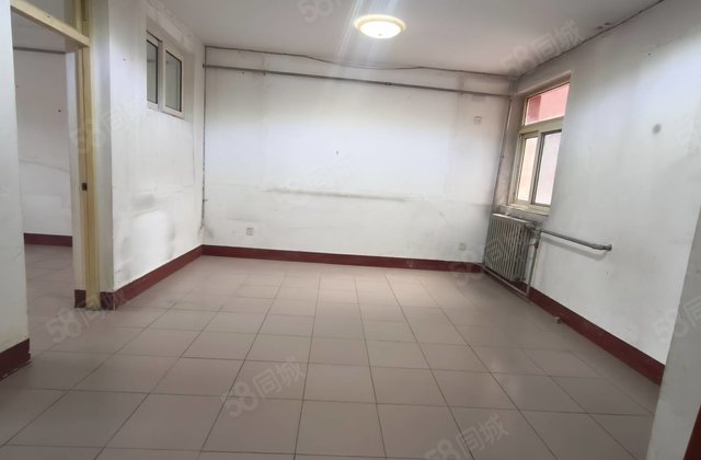 急售市医院北顺  附近，两室两厅，步梯中间楼层，小区停车方便