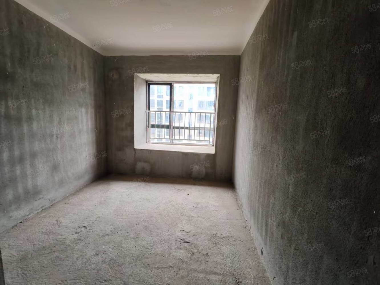 高安润达国际城4室2厅2卫127㎡南北88万