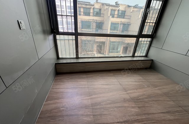 建设路上！联排别墅！3层！阳面！中业伟华苑！