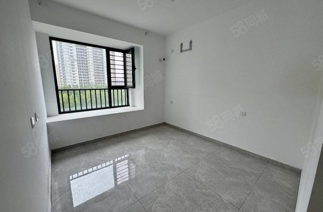 电大附近，带车位地下室三叶草户型理想城，城市