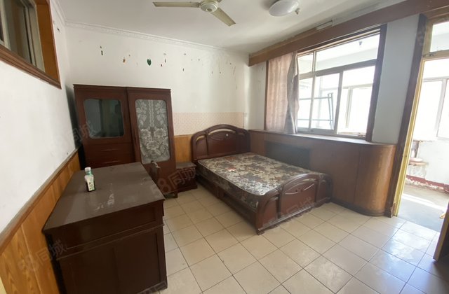 兴华路   东昌中学 多层4楼 正规3室 价格可议有钥匙