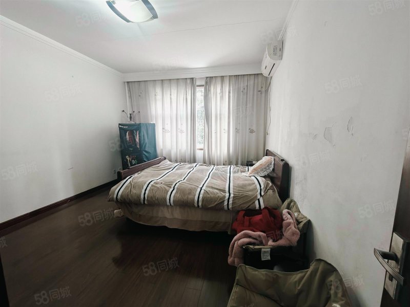 南庄花园5室2厅3卫234.66㎡南北155万