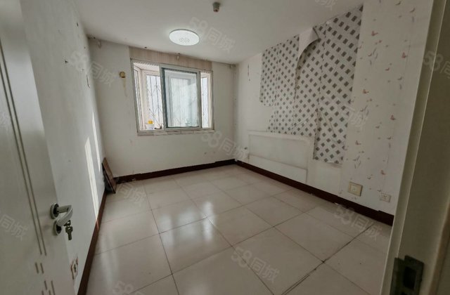 汽车总站，多层地暖，二楼，隔三室，随时看房