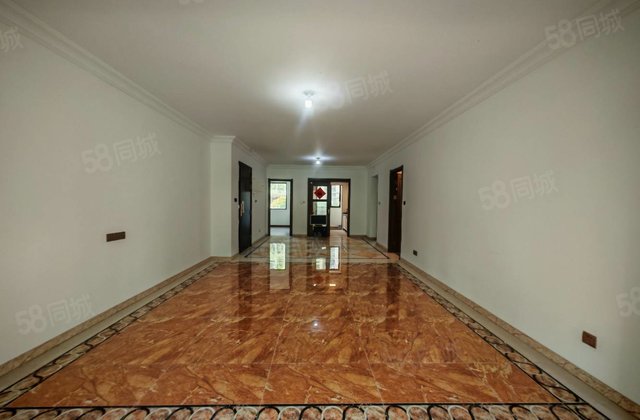 一楼带院，带下沉，送字母车位，采光很好，免大税，随时看房