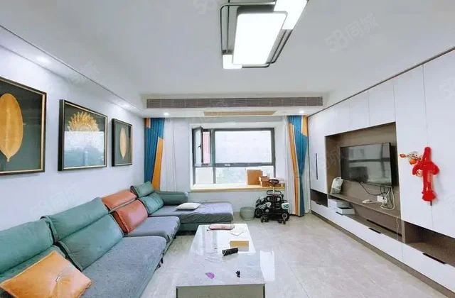 莲湖新城西边户三室两厅两卫，送车位，126平仅售105.8万