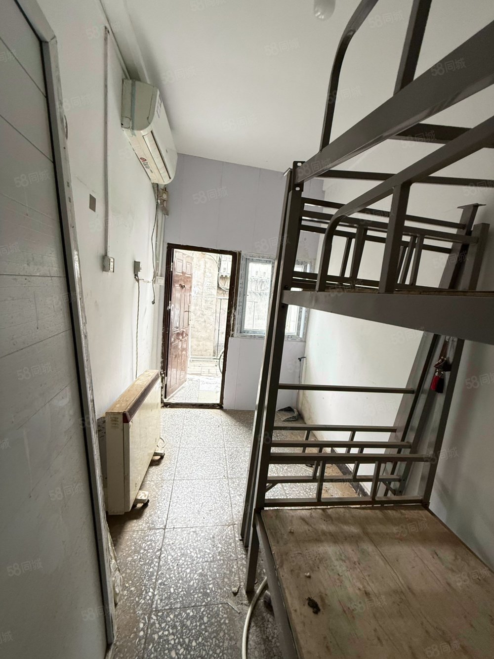 豆角胡同小區(qū)1室1廳0衛(wèi)11㎡南北190萬