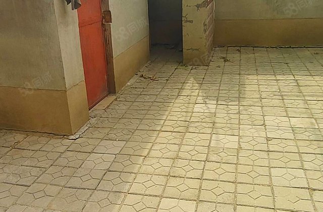 紧邻东昌中学兴华路   一楼带院 正规三室边户 有外开门