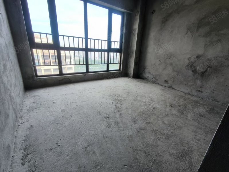 盛和园4室2厅3卫139.7㎡南北179万