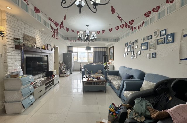 三中旁    电梯新房  中层精装  带车位储藏室155