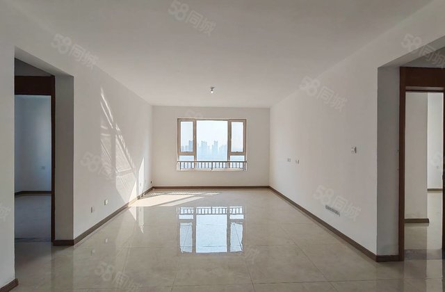 三室双明卫 电梯好楼层 东边户 带车储 包大税 有钥匙