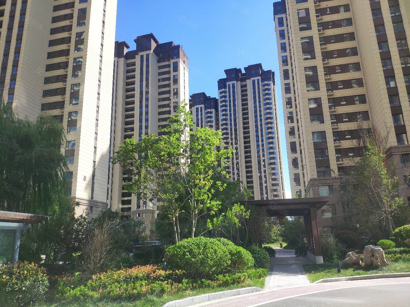 荣盛蓝山郡3室2厅1卫120㎡南98万