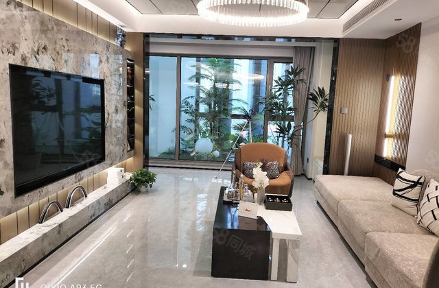 万达附近，精装修，一手房，三叶草户型，急卖