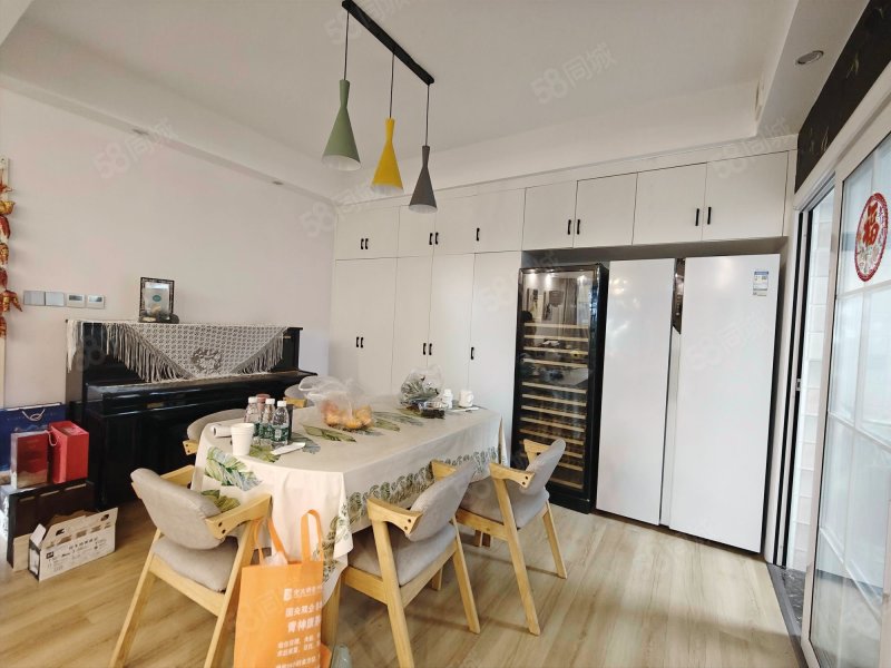 麓山印象 产权清晰 双卫格局 带电梯 临地铁 满五 精装修